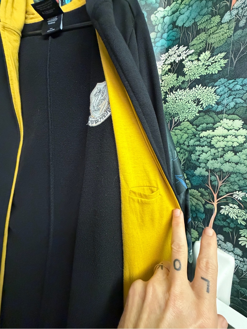 Harry Potter Hufflepuff Robe - Picture 7 of 9
